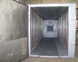 Цельнометаллическая реверсивная  сушильная камера с общим объемом загрузки 12 куб. метров условного пиломатериала с алюминиевой обшивкой внутри.